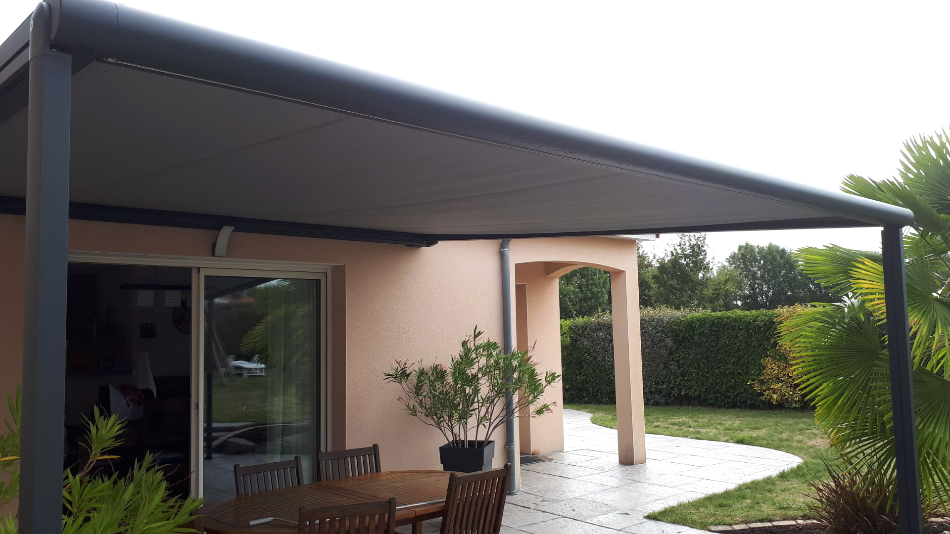 Store pergola 135 et 250, mix entre pergola et store