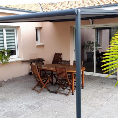 Store pergola 135 sur terrasse