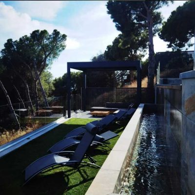 Pergola toit rigide bord de piscine