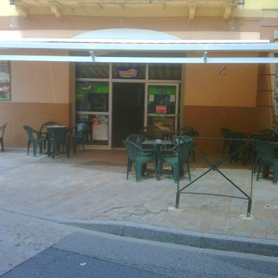 Terrasse protégée store véranda café